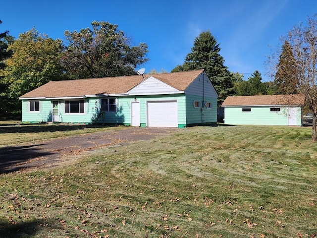 view of front of property featuring an outdoor structure, a front lawn, and a garage