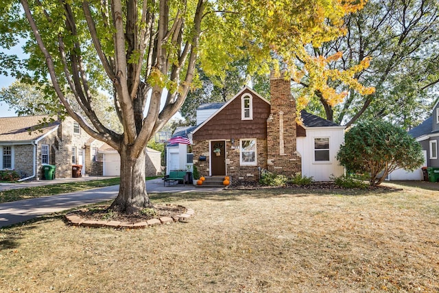 view of front of property with a front lawn