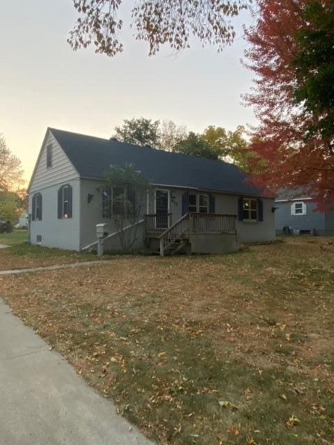 single story home featuring a lawn