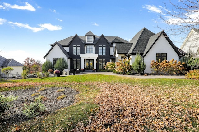 view of front facade featuring a front yard