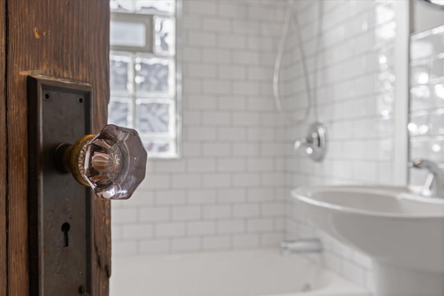 bathroom featuring tiled shower / bath