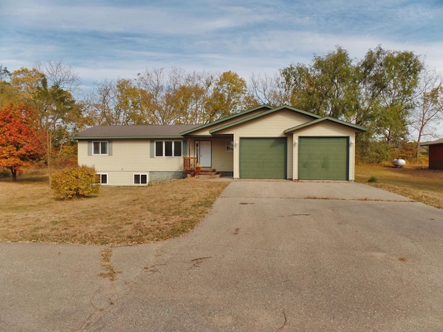 view of front of home featuring a front yard and a garage