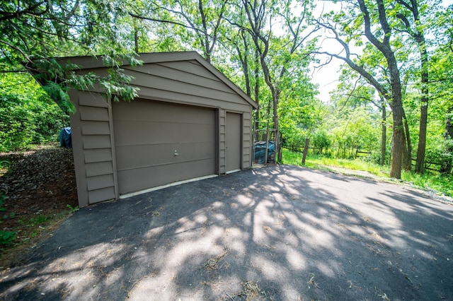 1425 20th St SW, Rochester, MN 55902 - detached garage featuring driveway