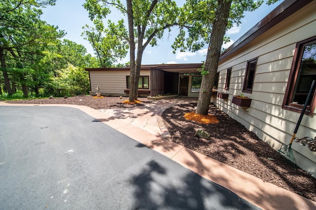 1425 20th St SW, Rochester, MN 55902 - view of front of house with a patio