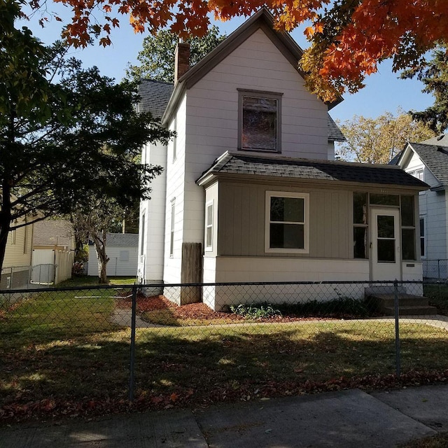 view of front of property featuring a front lawn