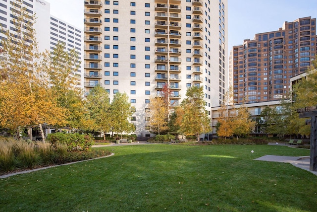 view of home's community featuring a lawn