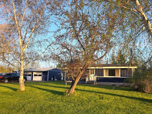 ranch-style home with entry steps and a front yard