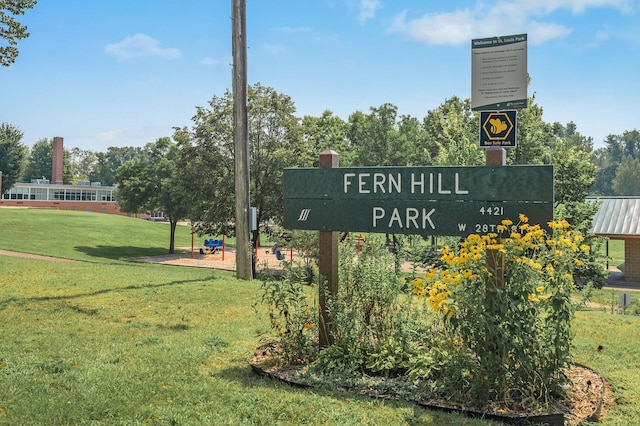 community sign with a lawn