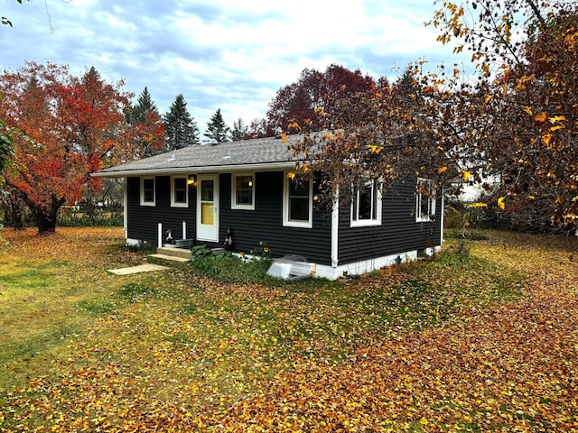 view of front facade with a front lawn