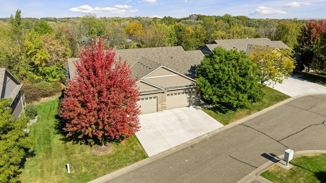 bird's eye view with a wooded view