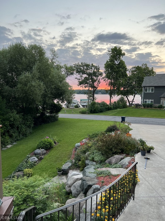 view of yard at dusk