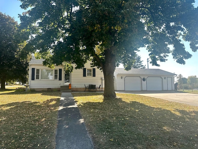 view of front of home featuring a front yard and a garage