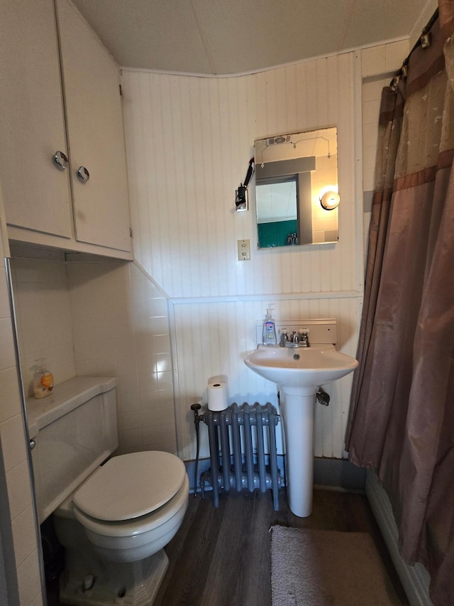 405 3rd Ave SE, Pipestone, MN 56164 - bathroom featuring wood finished floors and curtained shower