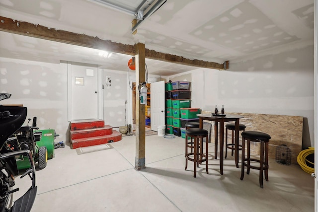 basement with bar