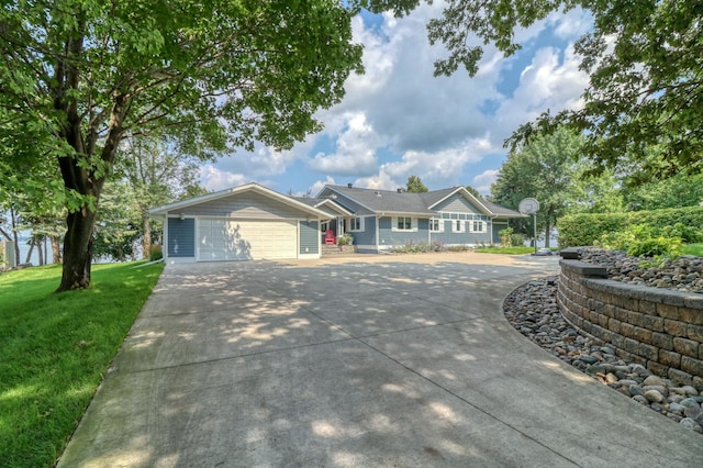 ranch-style house featuring a front lawn