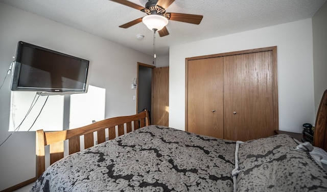 bedroom featuring ceiling fan, a closet, and a textured ceiling