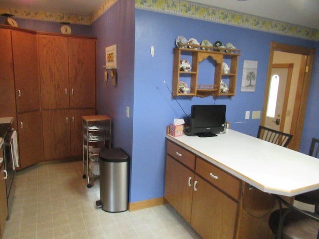 kitchen with kitchen peninsula and a breakfast bar area