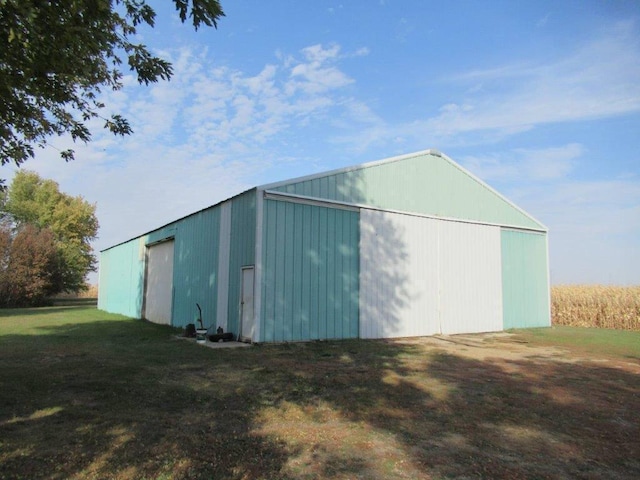 view of outdoor structure featuring a yard