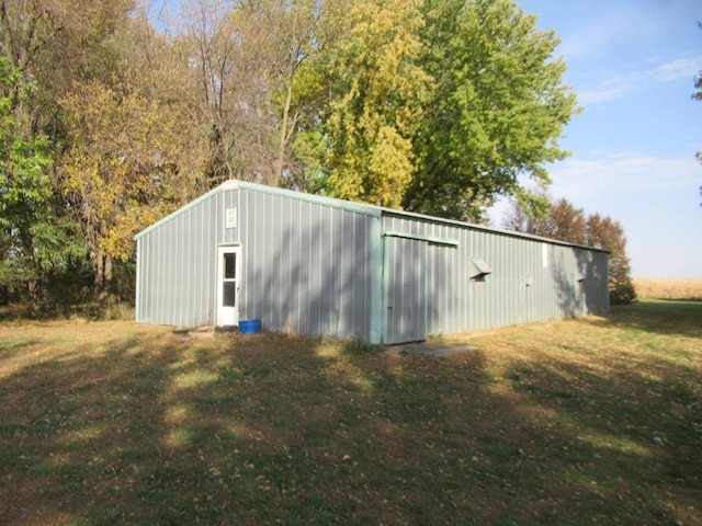 view of outdoor structure featuring a yard