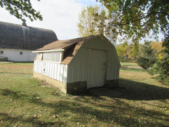 view of outdoor structure with a lawn