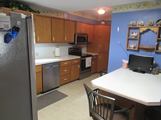 kitchen with kitchen peninsula, stainless steel appliances, and a kitchen bar