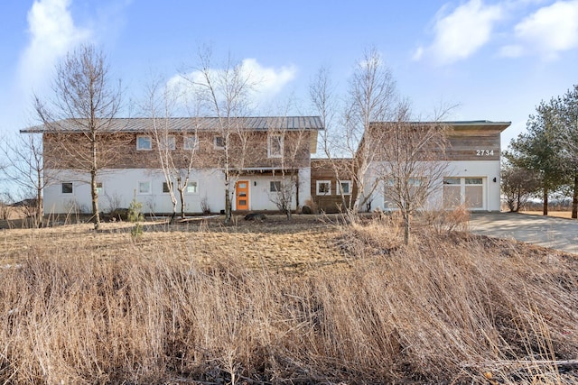 view of front of property with driveway