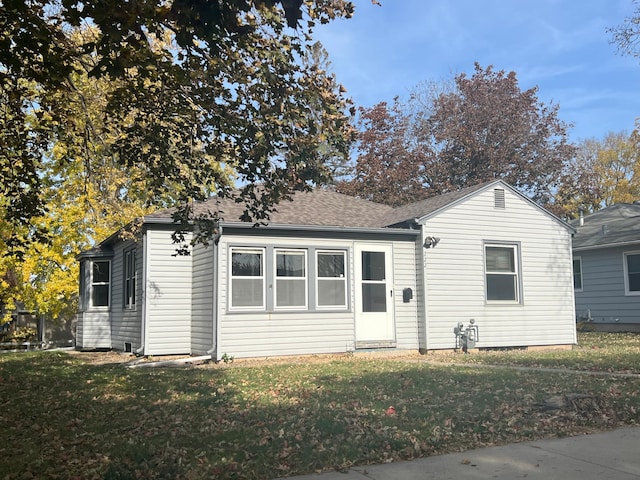 ranch-style home featuring a front lawn