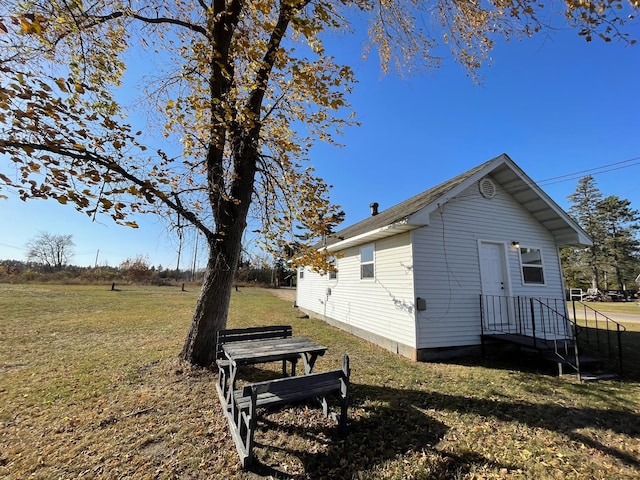 view of side of property featuring a lawn