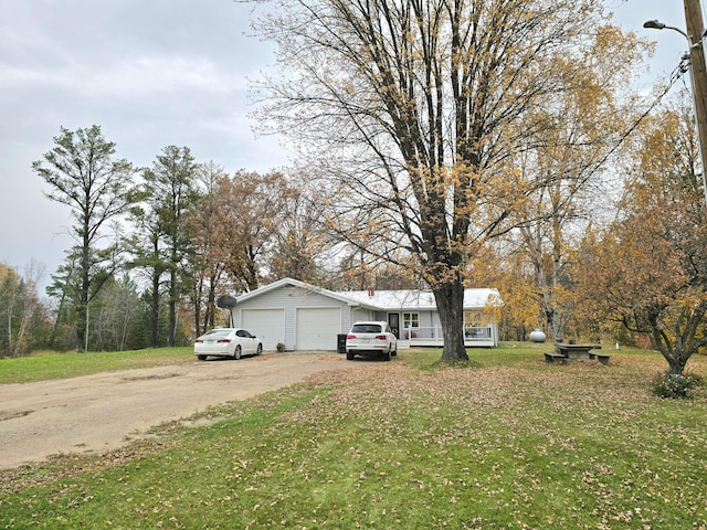 view of front of house featuring a front lawn and a garage