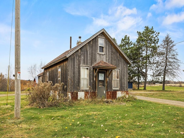 view of front of home featuring a front yard