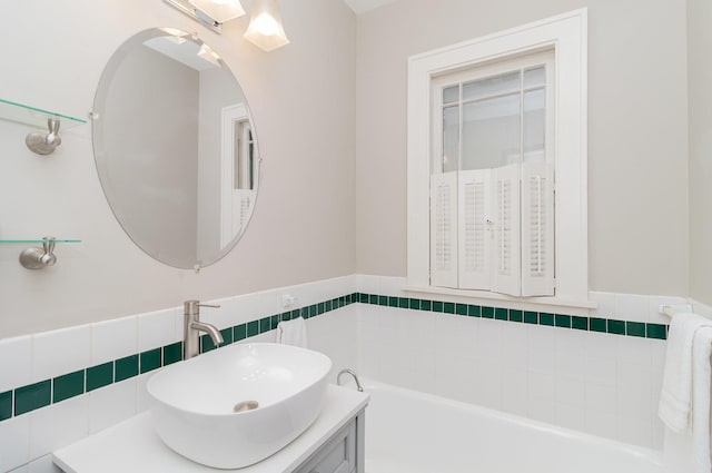 bathroom featuring a bathtub and vanity