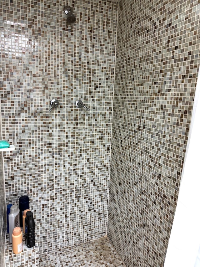 bathroom featuring a tile shower