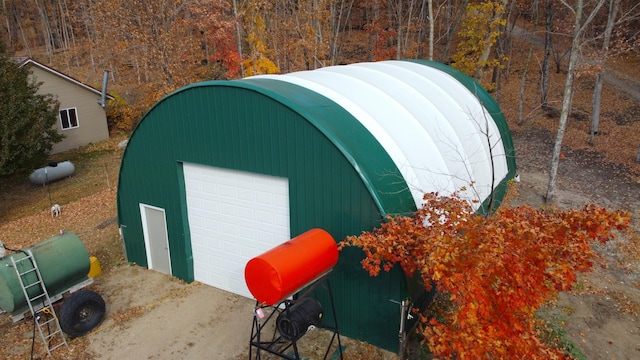 view of outdoor structure featuring an outbuilding