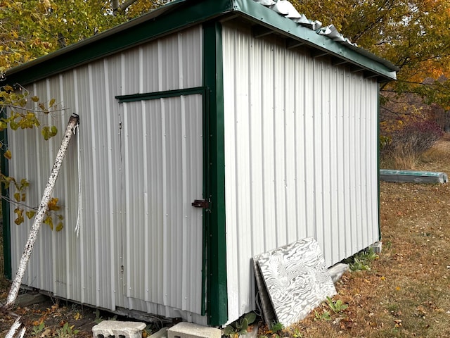 view of outdoor structure with an outbuilding