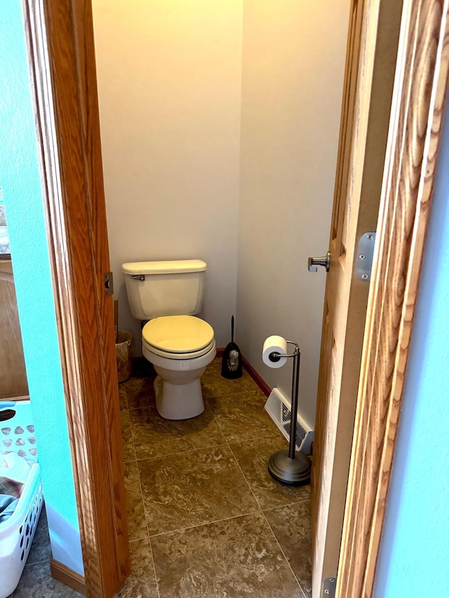 bathroom featuring visible vents, toilet, and baseboards