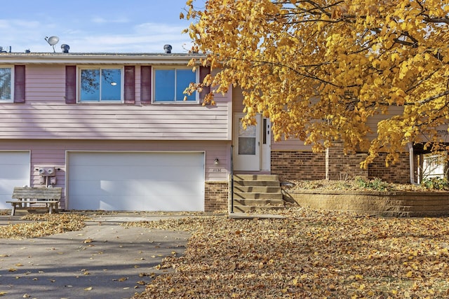 view of front facade featuring a garage