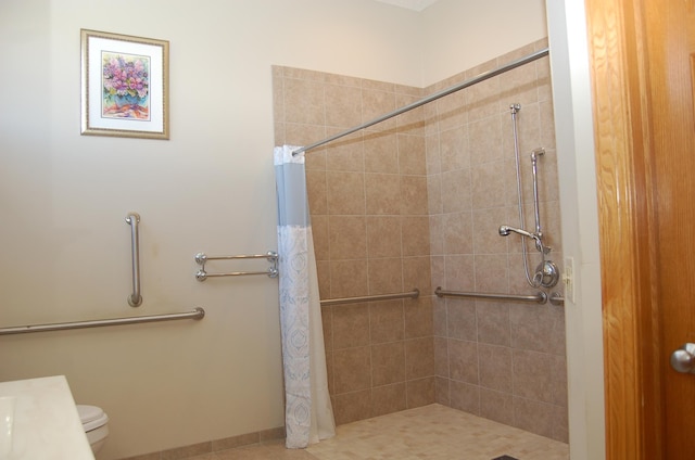 bathroom featuring tile patterned flooring, curtained shower, and toilet