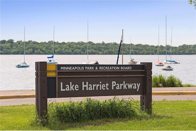 community sign featuring a water view