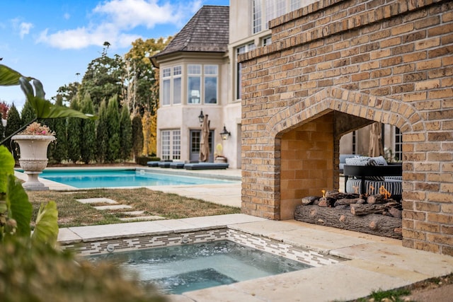 10675 Cavallo Rdg, Eden Prairie, MN 55347 - outdoor pool with an in-ground hot tub