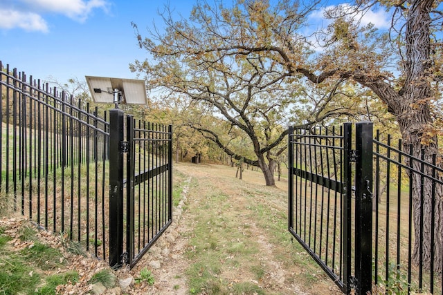 10675 Cavallo Rdg, Eden Prairie, MN 55347 - view of yard featuring a gate
