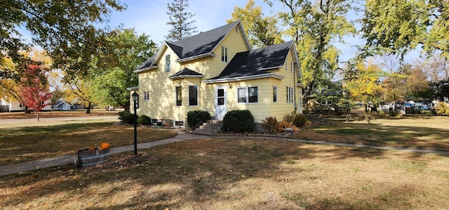 view of front of property featuring a front lawn