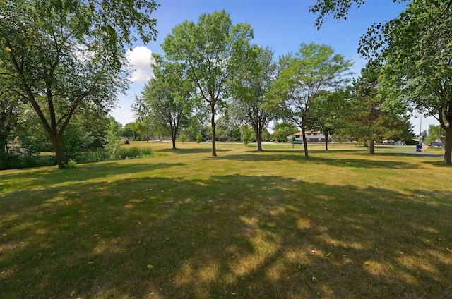 view of property's community featuring a lawn