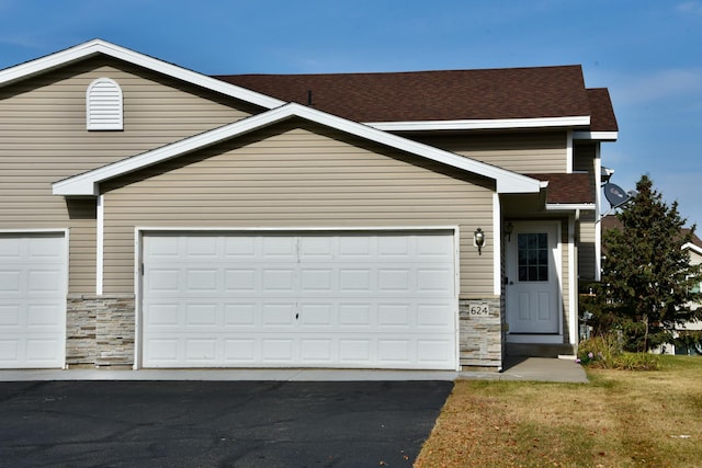 view of front of property featuring a front lawn