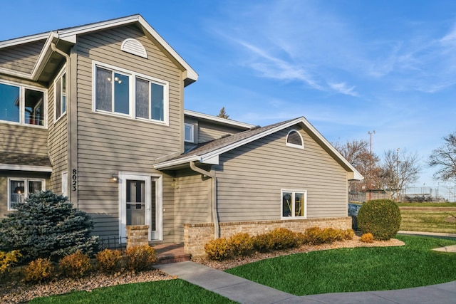 view of front of home featuring a front yard