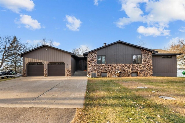 view of front of home with a front yard and a garage