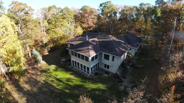 birds eye view of property featuring a forest view