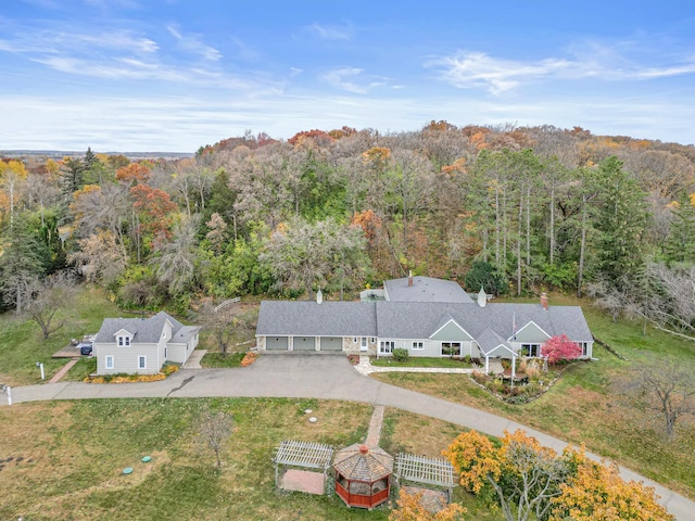 bird's eye view featuring a wooded view