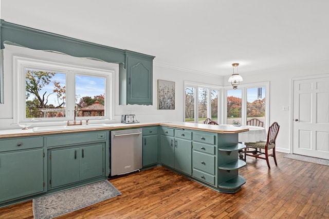 kitchen featuring a peninsula, a sink, stainless steel dishwasher, ornamental molding, and dark wood-style floors