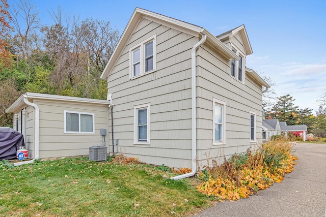 view of side of property featuring a lawn