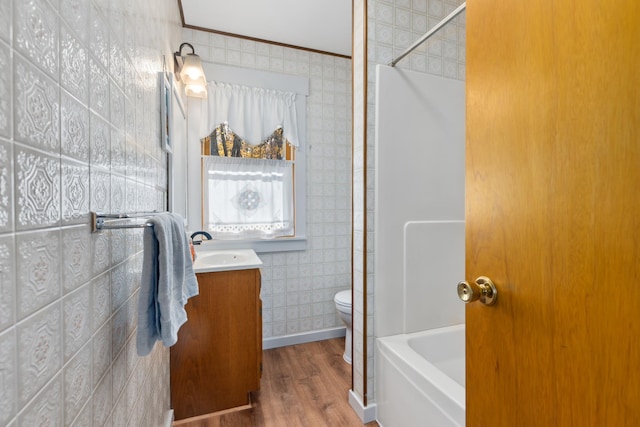 37760 310th St, Aitkin, MN 56431 - full bath featuring vanity, toilet, wallpapered walls, wood finished floors, and crown molding